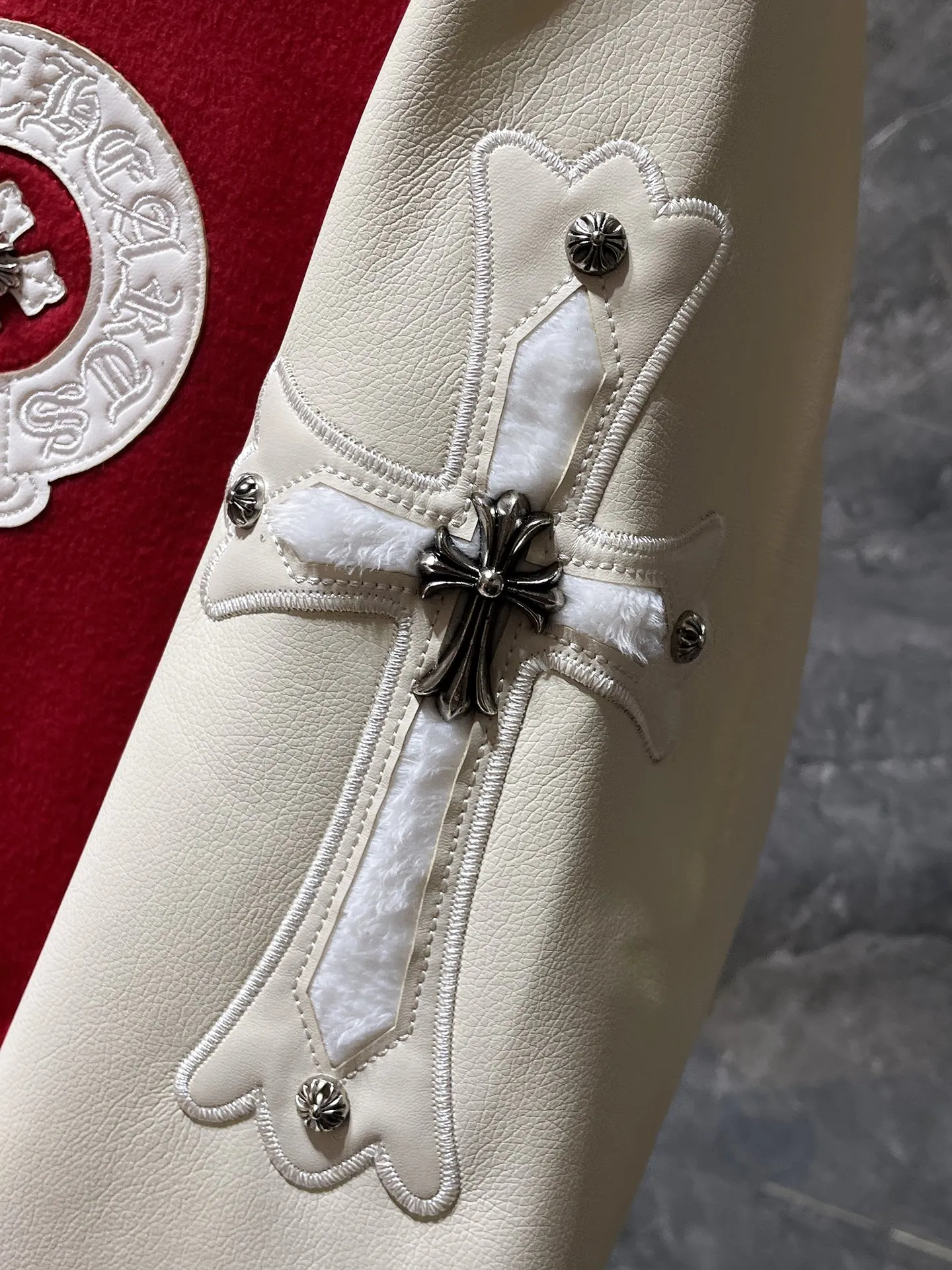 P436 Chrome Hearts 🍁Winter clothing is here🍁 Sanskrit cross woolen leather sleeves spliced ​​with baseball embroidery cotton clothes, heavy embroidery ➕ special craftsmanship for double sleeve splicing, counter synchronization, heavy industry! ! Customized version of thickened woolen fabric, silk lining, customized version of hardware, not the ordinary version on the market! ! 🌈Recommended colors: black red 🌈Code numbers: S, M, L, XL